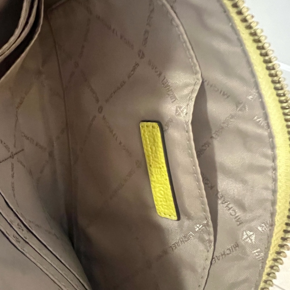 Micheal Kors wristlet